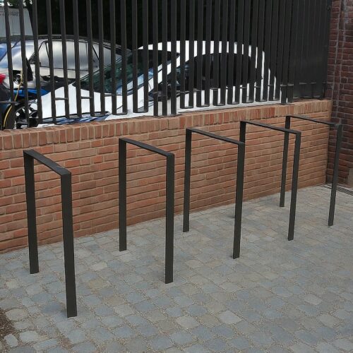 Fietsnietje Plain 10 Kies voor het fietsnietje van plat-staal als betrouwbare fietsbeugel: onderhoudsarm, weersbestendig en ideaal voor intensief gebruik in drukke stedelijke omgevingen.